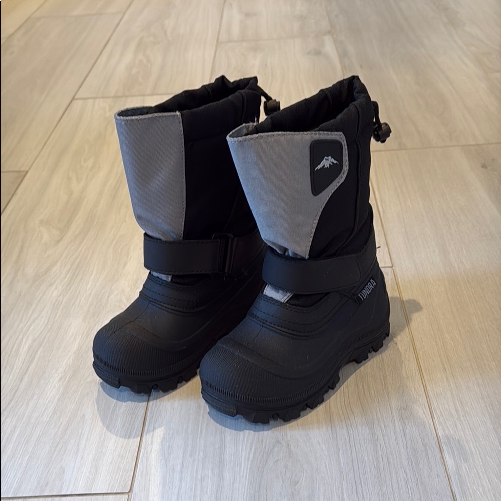 Kids Quebec boots by Tundra, size 13